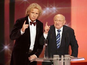 Ein ikonischer Moment: Literaturkritiker Marcel Reich-Ranicki lehnt den Deutschen Fernsehpreis ab. Moderator Thomas Gottschalk versucht die Situation zu retten., © Oliver Berg/dpa