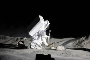 Ein Mensch simuliert eine Trainingseinheit in der neuen Luna-Halle., © Benjamin Westhoff/dpa