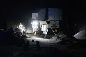 Zwei Menschen simulieren eine Trainingseinheit in der neuen Luna-Halle im Rahmen der Eröffnungsfeierlichkeiten im Europäischen Astronautenzentrum (Eac) der Esa., © Benjamin Westhoff/dpa