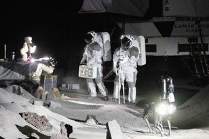 Zwei Menschen simulieren eine Trainingseinheit in der neuen Luna-Halle im Rahmen der Eröffnungsfeierlichkeiten im Europäischen Astronautenzentrum (Eac) der Esa., © Benjamin Westhoff/dpa