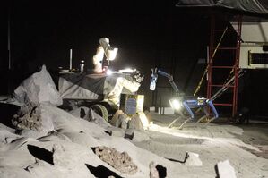 Eine Art Mini-Raumschiff, ein «Mond-Rover» auf Rädern, während einer Trainingseinheit in der neuen Luna-Halle im Rahmen der Eröffnungsfeierlichkeiten im Europäischen Astronautenzentrum (Eac) der Esa., © Benjamin Westhoff/dpa