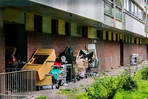 Auf der Rückseite eines Hochhauses an der Ottostraße ist von Hausmeistern eingesammelter Sperrmüll gelagert. (Archivbild), © Christoph Reichwein/dpa