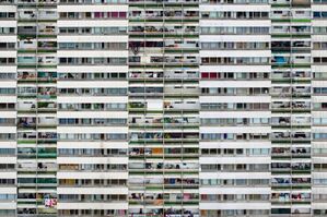 Balkone und Fenster eines Hochhauses an der Duisburger Ottostraße. (Archivbild), © Christoph Reichwein/dpa