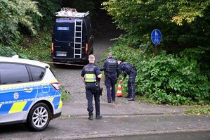 Polizisten sind in der Nähe eines mutmaßlichen Tatorts im Einsatz. Das Gebiet wird gerodet, um nach einem Handy zu suchen., © Roberto Pfeil/dpa