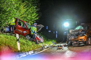 Drei Menschen wurden bei dem Unfall verletzt., © Marius Bulling/dpa