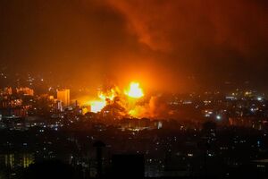 Hunderte Menschen in Beirut fliehen vor den Angriffen ins Stadtzentrum., © Hassan Ammar/AP/dpa