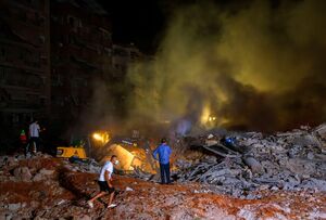 Rettungskräfte suchen in Beirut nach Überlebenden. , © Marwan Naaman/dpa