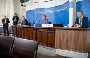 Die damalige Kanzlerin Angela Merkel stützte ihren Anti-Corona-Kurs auch auf den Präsidenten des Robert Koch-Instituts (RKI), Lothar Wieler., © Michael Kappeler/dpa-pool/dpa