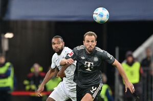 Nationalspieler Jonathan Tah (links) hielt Bayerns Edel-Offensive um Harry Kane in Schach., © Peter Kneffel/dpa