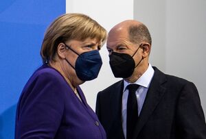 Nach dem Wahlsieg von Olaf Scholz kämpften Angela Merkel und er vorübergehend gemeinsam gegen Corona., © John Macdougall/AFP-Pool/dpa