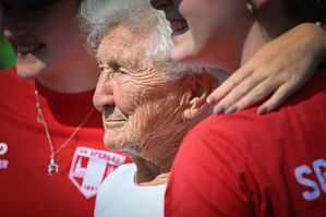 Die 98-jährige Johanna Quaas lebt, was Altersforscher raten: Teilhabe hält jung. (Archivbild), © Heiko Rebsch/dpa