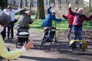 Ein wenig geht immer: Seniorinnen beim Rollator-Yoga im Schlosspark Köthen (Sachsen-Anhalt). (Archivbild), © Jan Woitas/dpa