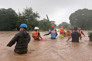 Die Menschen wateten vielerorts durch hüfthohe Wassermassen., © Bernie Dela Cruz/AP