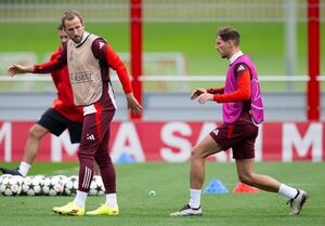 Bayern-Stürmer Harry Kane freut sich auf das Spiel bei Aston Villa., © Sven Hoppe/dpa