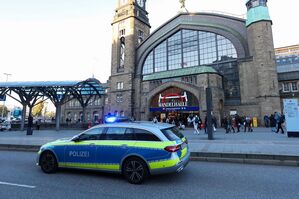 Über die Polizei hat das Gesundheitsamt des Bezirksamtes eine Personenfestsetzung im Hauptbahnhof veranlasst. , © Bodo Marks/dpa