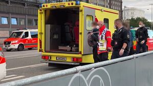 Einsatzkräfte mit Mundschutz begleiten zwei Menschen zum Rettungswagen der Feuerwehr vor dem Hauptbahnhof., © André Lenthe/Lenthe Medien/dpa