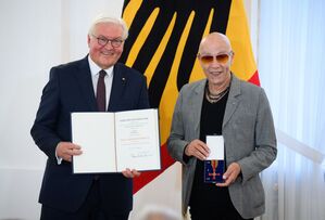 Toni Krahl wird von Bundespräsident Frank-Walter Steinmeier im Schloss Bellevue der Verdienstorden der Bundesrepublik Deutschland verliehen. , © Bernd von Jutrczenka/dpa