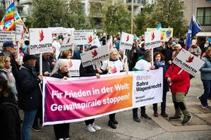 Transparente und Plakate: Bei der Großdemonstration in Berlin forderten viele Teilnehmer, auf Diplomatie und Verhandlungen zu setzen., © Jörg Carstensen/dpa