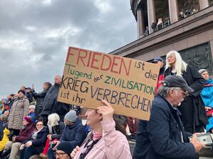 Viele Teilnehmer der Demonstration in Berlin, zu der das Bündnis "Nie wieder Krieg" aufgerufen hatte, hatten ihre eigenen Plakate mitgebracht., © Verena Schmitt-Roschmann/dpa