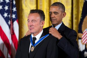 Der damalige US-Präsident Barack Obama hatte Springsteen die Freiheitsmedaille verliehen., © Shawn Thew/epa/dpa