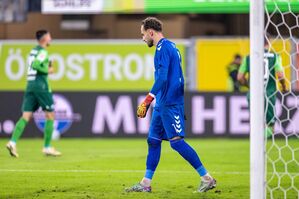 Jahn-Keeper Felix Gebhardt konnte die Niederlage auch nicht verhindern., © David Inderlied/dpa