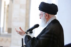 Irans Religionsführer Ajatollah Ali Chamenei hat den Raketenangriff auf Israel verteidigt., © -/Iranian Supreme Leader office/dpa