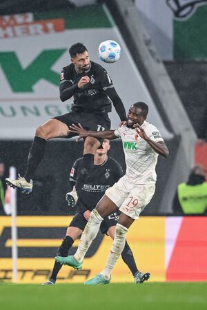 Kopfballstark: Tim Kleindienst (l). Mit dem Kopf traf er auch in Augsburg.  , © Harry Langer/dpa