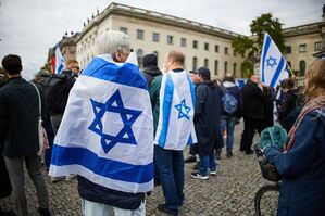 In Mitte äußerten sich Demonstranten pro Israel, © Joerg Carstensen/dpa