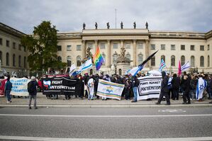 Die proisraelischen Demonstranten versammelten sich vor der Humboldt-Universität, © Joerg Carstensen/dpa