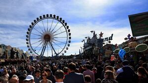 Viele nutzen den letzten Wiesn-Tag zum Besuch., © Karl-Josef Hildenbrand/dpa