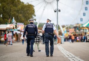 Hunderte Polizeibeamte sichern das Volksfest., © Christoph Schmidt/dpa