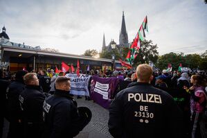 In Berlin-Kreuzberg nahmen mehrere Hundert Menschen an einer Demonstration mit dem Titel «Solidarität mit Palästina» teil. , © Christoph Soeder/dpa