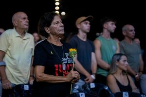 Ein Jahr nach dem Massaker der Hamas in Israel haben viele Menschen der Opfer gedacht.  , © Ilia Yefimovich/dpa