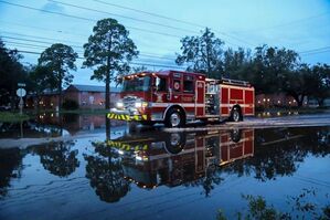 Ein Fahrzeug der Feuerwehr fährt durch St. Petersburg in Florida., © Uncredited/Tampa Bay Times/AP/dpa