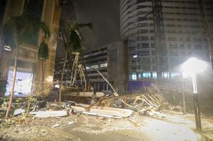 In St. Petersburg in Florida ist ein Kran an einer Baustelle auf eine Straße gestürzt., © Chris Urso/Tampa Bay Times/AP/dpa