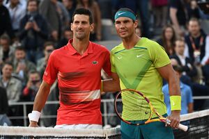 Novak Djokovic (l) richtet rührende Worte an Rafael Nadal nach dessen Rücktrittsankündigung. , © Anne-Christine Poujoulat/AFP/dpa