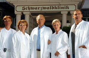 Als junger Gott in Weiß spielte Hehn (1. von recht) an der Seite von Klausjürgen Wussow (Mitte) und Gaby Dohm (2. von links) in der Schwarzwaldklinik. (Archivfoto), © picture alliance / dpa