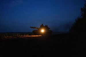 Ukrainischer Panzer im Einsatz. (Archivbild), © Evgeniy Maloletka/AP/dpa