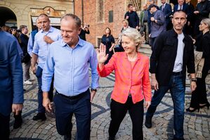 Ursula von der Leyen (CDU), Präsidentin der Europäischen Kommission, und Donald Tusk, Ministerpräsident von Polen, verlassen nach einem Pressestatement das Rathaus von Breslau., © Christoph Soeder/dpa-ENR-Pool/dpa