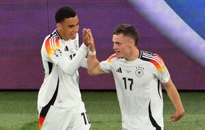 Vor vier Monaten beim EM-Eröffnungsspiel in München: Jamal Musiala (l) und 1:0-Schütze Florian Wirtz beim Torjubel nach dem 1:0. , © Peter Kneffel/dpa