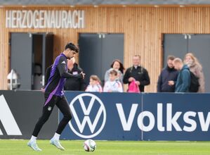 Aleksandar Pavlovic, hier beim Abschlusstraining, ist nach Knieproblemen bereit für das Heimspiel in München., © Christian Charisius/dpa