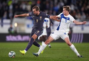 Bayern-Stürmer Harry Kane (l) siegt mit England in Helsinki., © Bradley Collyer/PA Wire/dpa