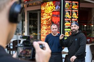 Der Berliner Youtuber Can F. Kennedy testet alle Dönerläden an U-Bahnhöfen., © Jens Kalaene/dpa