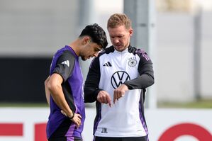 Bundestrainer Julian Nagelsmann (r) im Fachgespräch mit Aleksandar Pavlovic beim Training., © Daniel Löb/dpa