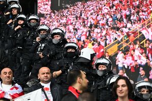 Die Sicherheit rund um Stadien und in den Arenen ist immer wieder Thema., © Bernd Thissen/dpa