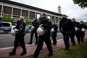 Die Sicherheit rund um Stadien und in den Arenen ist immer wieder Thema., © Marius Becker/Deutsche Presse-Agentur GmbH/dpa