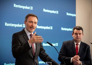 Bislang hat das Kabinett den Vorschlag von Bundesarbeitsminister Hubertus Heil (SPD, r) zu den Beitragsbemessungsgrenzen nicht beschlossen. (Archivbild) , © Michael Kappeler/dpa