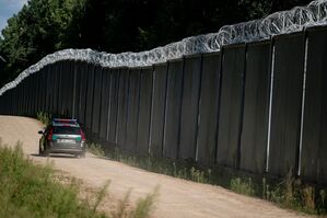 Ein Fahrzeug der polnische Grenzschützer fährt am Grenzzaun auf der polnischen Seite zu Belarus entlang. Polen will das Recht auf Asyl aussetzen. (Archivbild), © Fabian Sommer/dpa