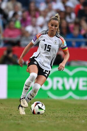 Bayern-Star Giulia Gwinn soll die deutsche Elf gegen England auf den Rasen führen., © Sebastian Christoph Gollnow/dpa