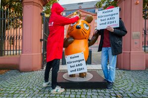 Mit der Aktion will die Organisation Campact gegen mögliche Kürzungen bei öffentlich-rechtlichen Sendern demonstrieren. Hier steht die Mausfigur vor dem rheinland-pfälzischen Landtag., © Andreas Arnold/dpa